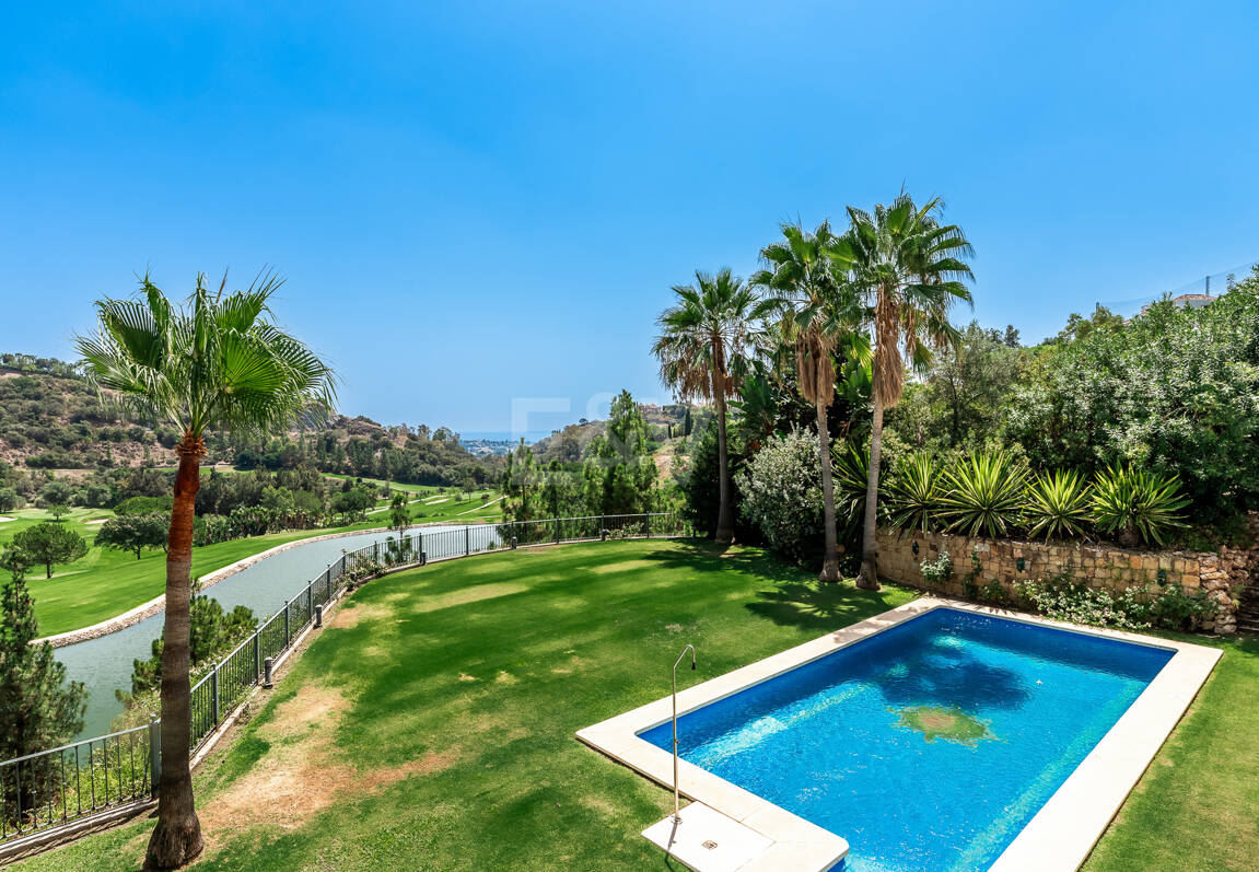 Villa en primera línea de golf en Los Arqueros con vistas espectaculares