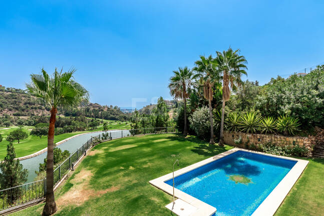 Villa en primera línea de golf en Los Arqueros con vistas espectaculares