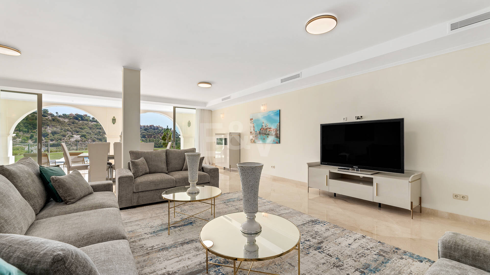 Villa en primera línea de golf en Los Arqueros con vistas espectaculares