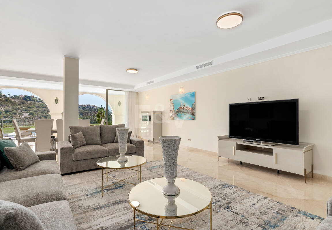 Villa en primera línea de golf en Los Arqueros con vistas espectaculares