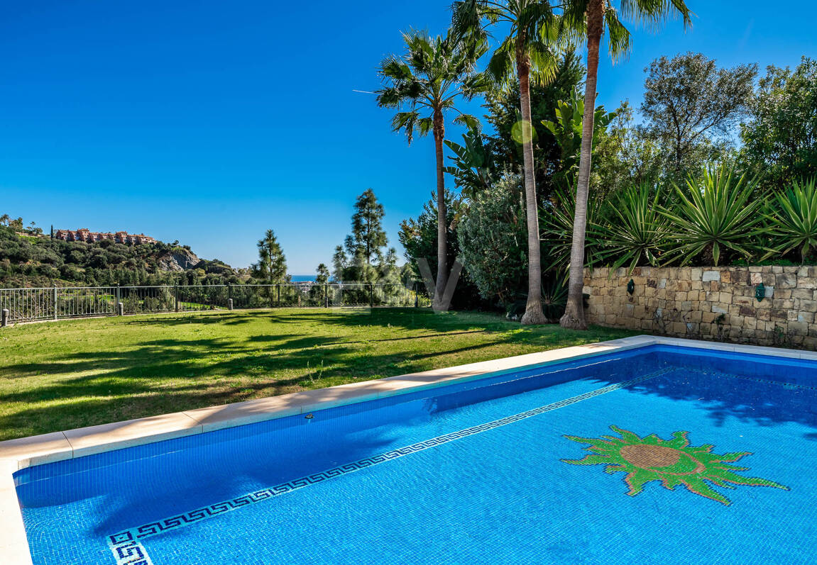 Villa en primera línea de golf en Los Arqueros con vistas espectaculares
