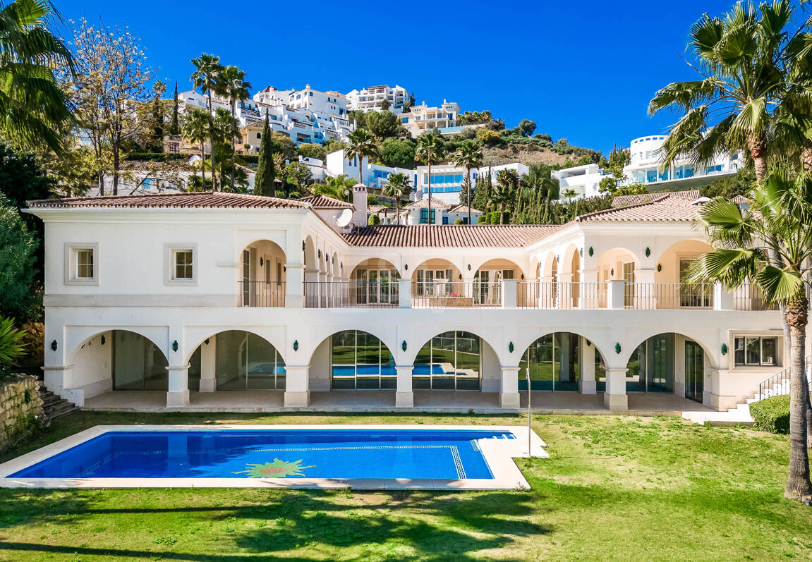 Villa en primera línea de golf en Los Arqueros con vistas espectaculares