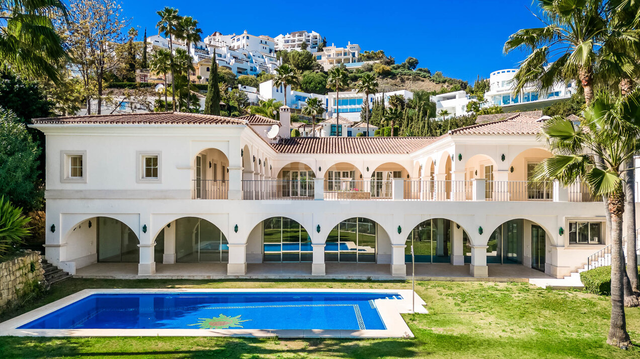 Villa en primera línea de golf en Los Arqueros con vistas espectaculares