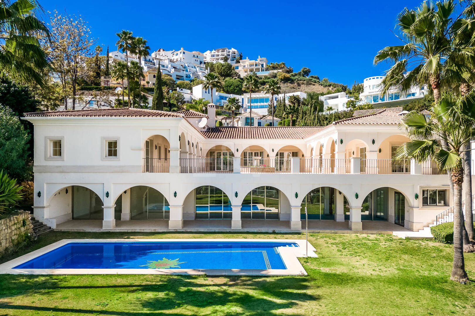 Villa en primera línea de golf en Los Arqueros con vistas espectaculares