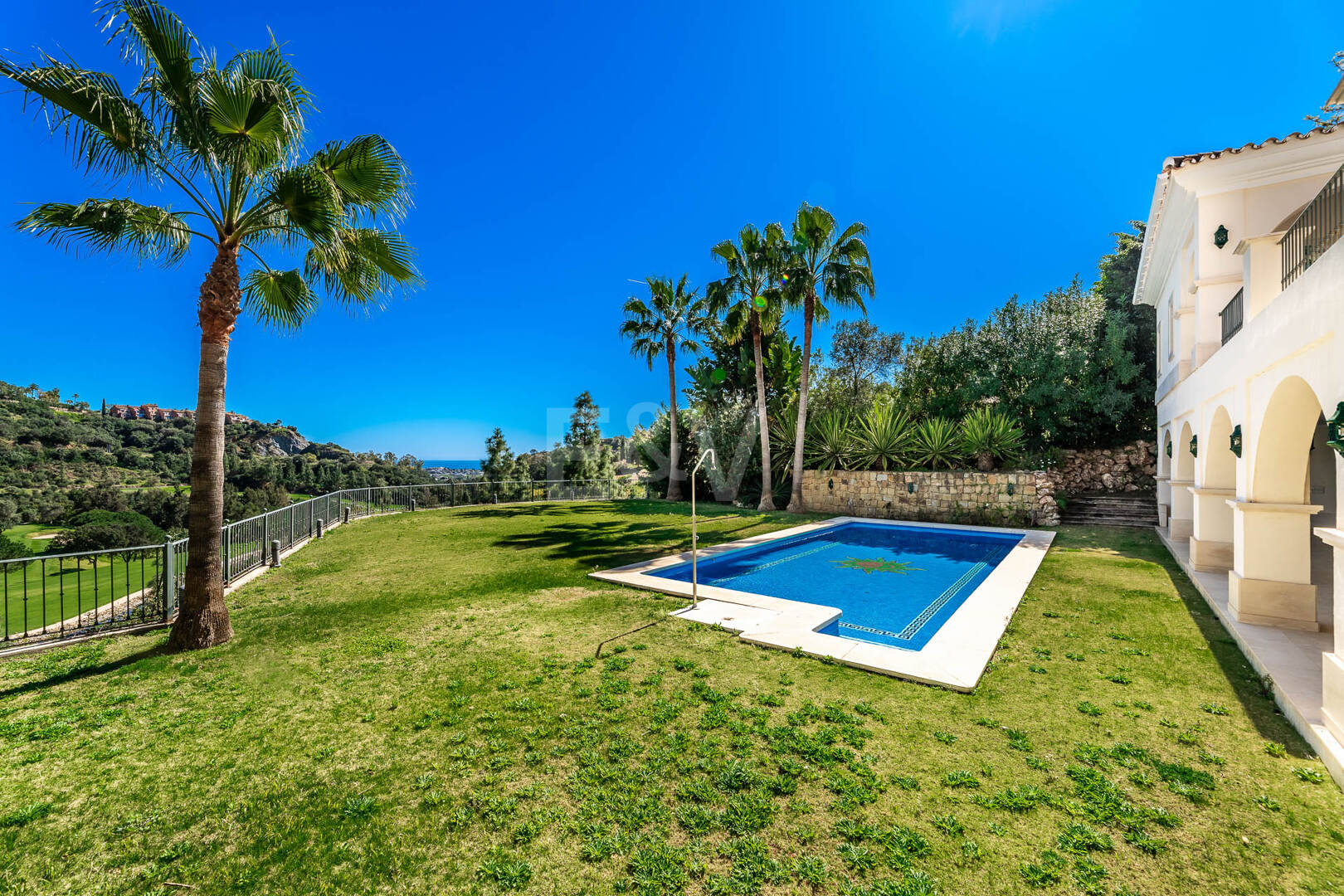 Villa en primera línea de golf en Los Arqueros con vistas espectaculares
