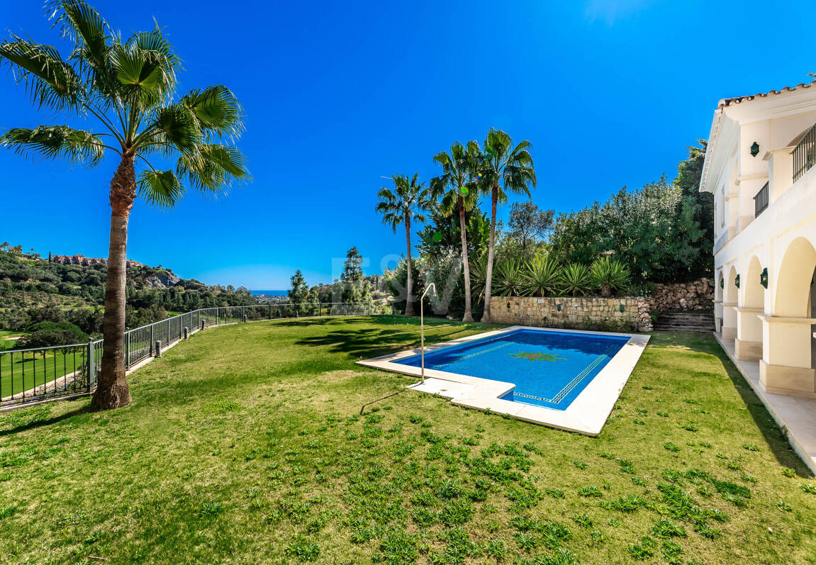 Villa en primera línea de golf en Los Arqueros con vistas espectaculares