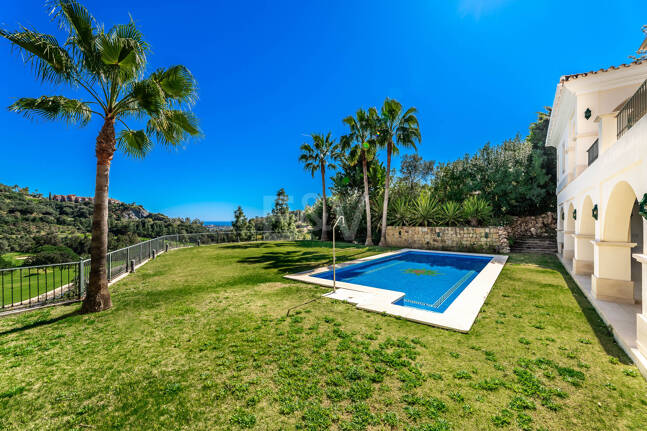 Villa en primera línea de golf en Los Arqueros con vistas espectaculares