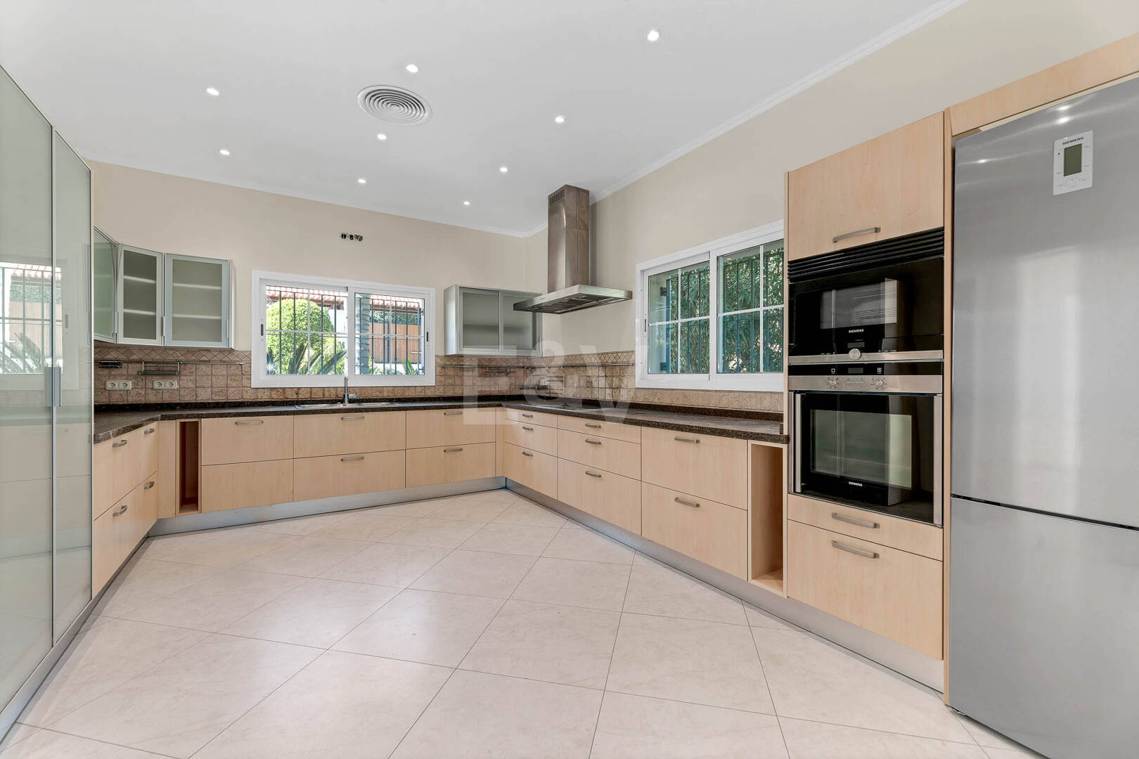 Villa en primera línea de golf en Los Arqueros con vistas espectaculares