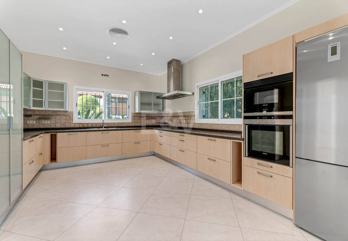 Villa en primera línea de golf en Los Arqueros con vistas espectaculares