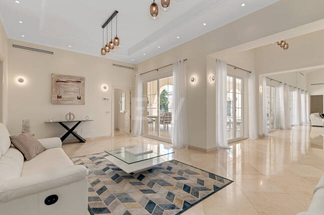 Villa en primera línea de golf en Los Arqueros con vistas espectaculares