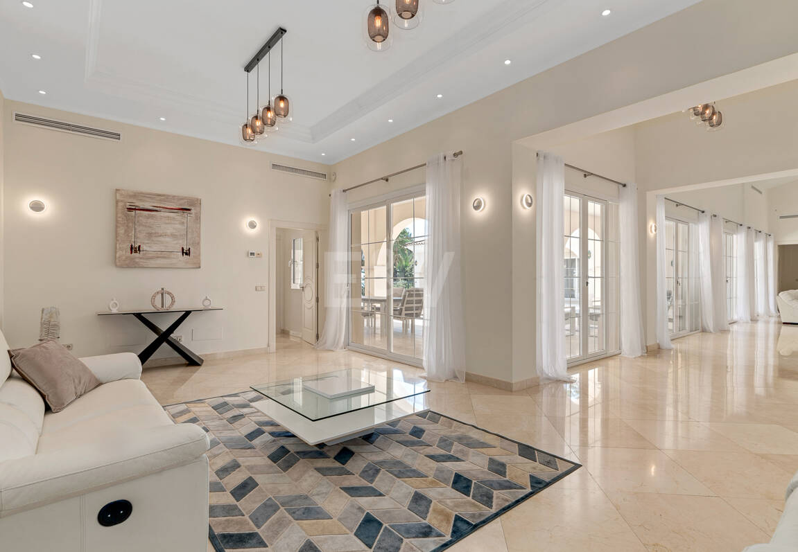 Villa en primera línea de golf en Los Arqueros con vistas espectaculares