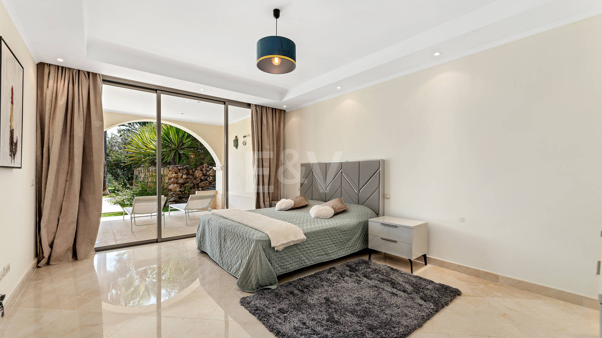 Villa en primera línea de golf en Los Arqueros con vistas espectaculares