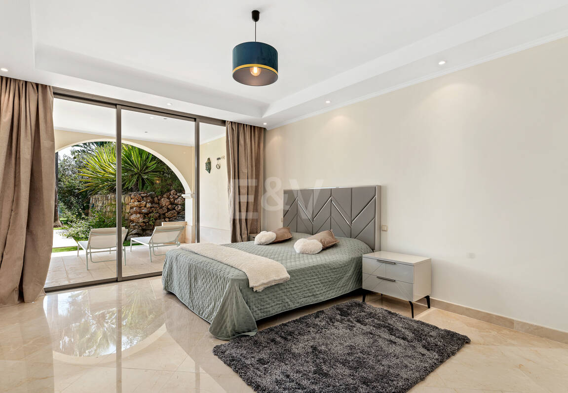 Villa en primera línea de golf en Los Arqueros con vistas espectaculares