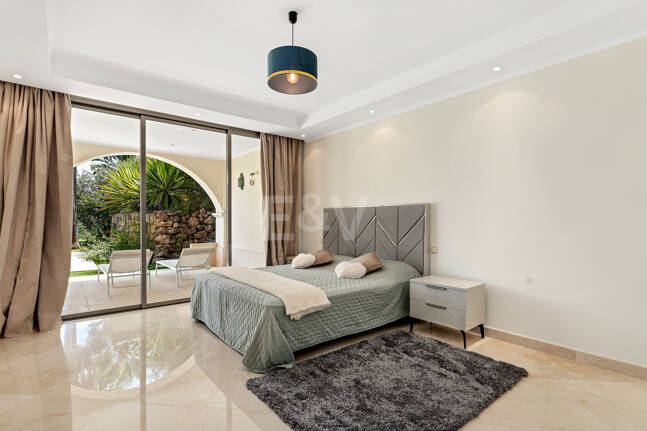 Villa en primera línea de golf en Los Arqueros con vistas espectaculares