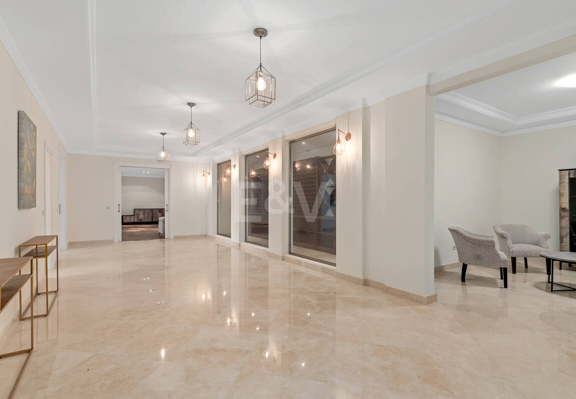 Villa en primera línea de golf en Los Arqueros con vistas espectaculares