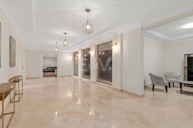 Villa en primera línea de golf en Los Arqueros con vistas espectaculares