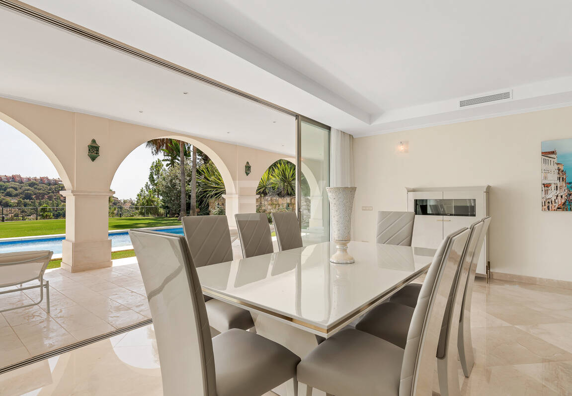 Villa en primera línea de golf en Los Arqueros con vistas espectaculares