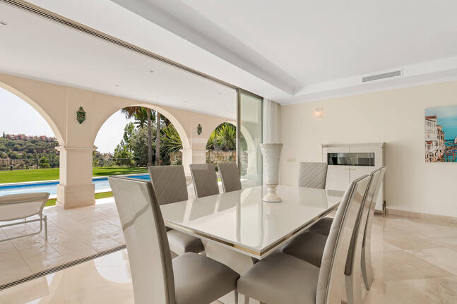 Villa en primera línea de golf en Los Arqueros con vistas espectaculares