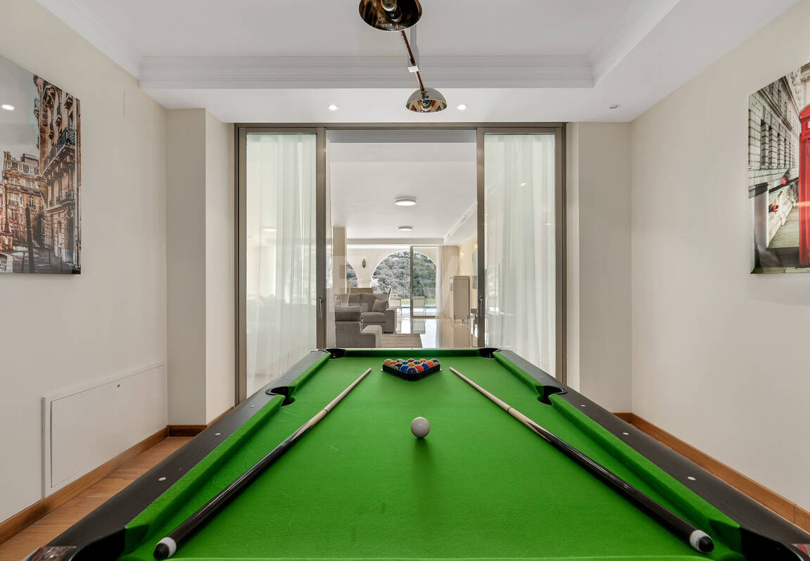 Villa en primera línea de golf en Los Arqueros con vistas espectaculares