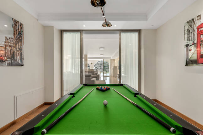 Villa en primera línea de golf en Los Arqueros con vistas espectaculares