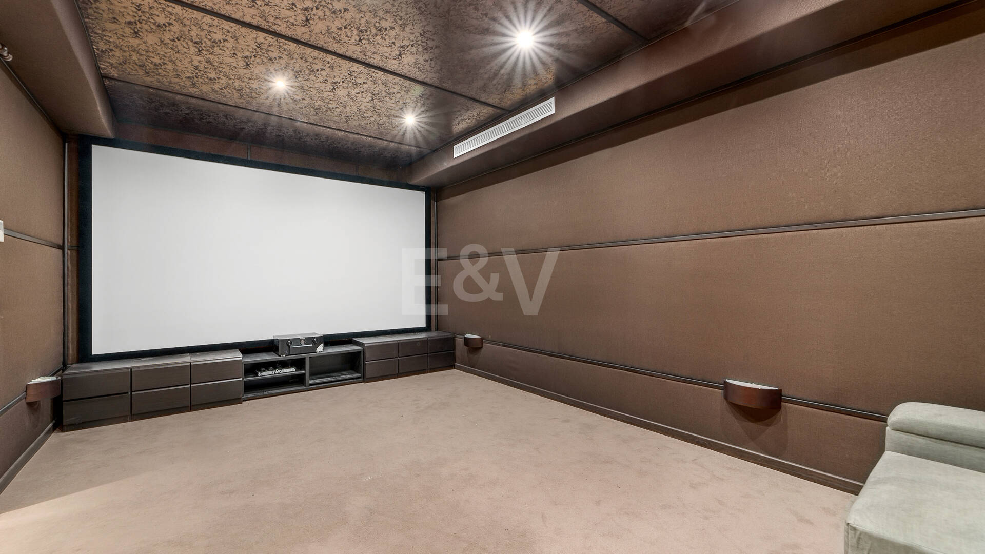 Villa en primera línea de golf en Los Arqueros con vistas espectaculares