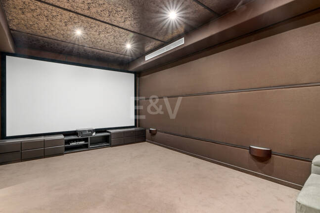 Villa en primera línea de golf en Los Arqueros con vistas espectaculares