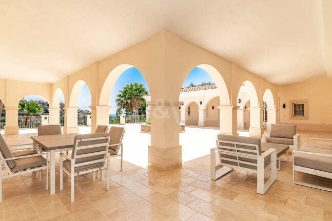 Villa en primera línea de golf en Los Arqueros con vistas espectaculares