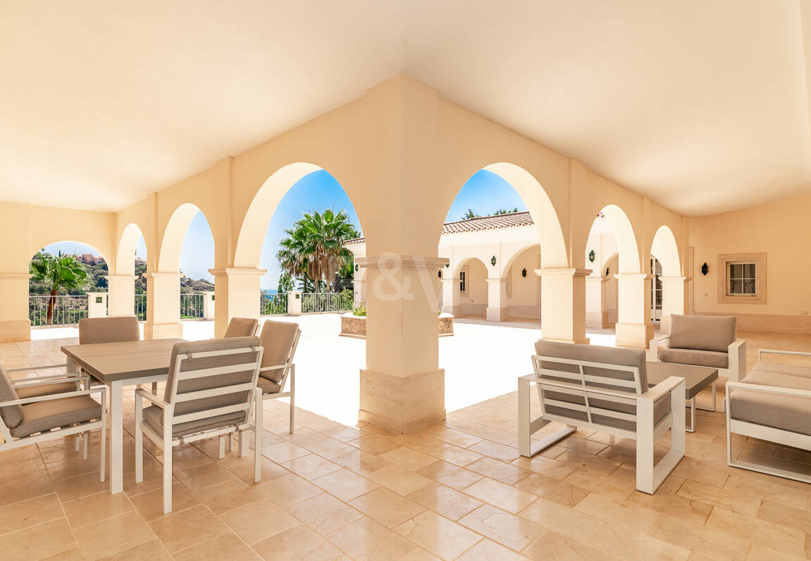 Villa en primera línea de golf en Los Arqueros con vistas espectaculares