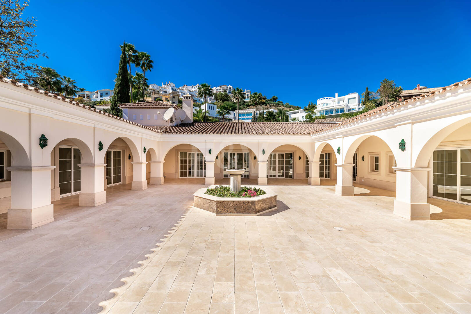 Villa en primera línea de golf en Los Arqueros con vistas espectaculares