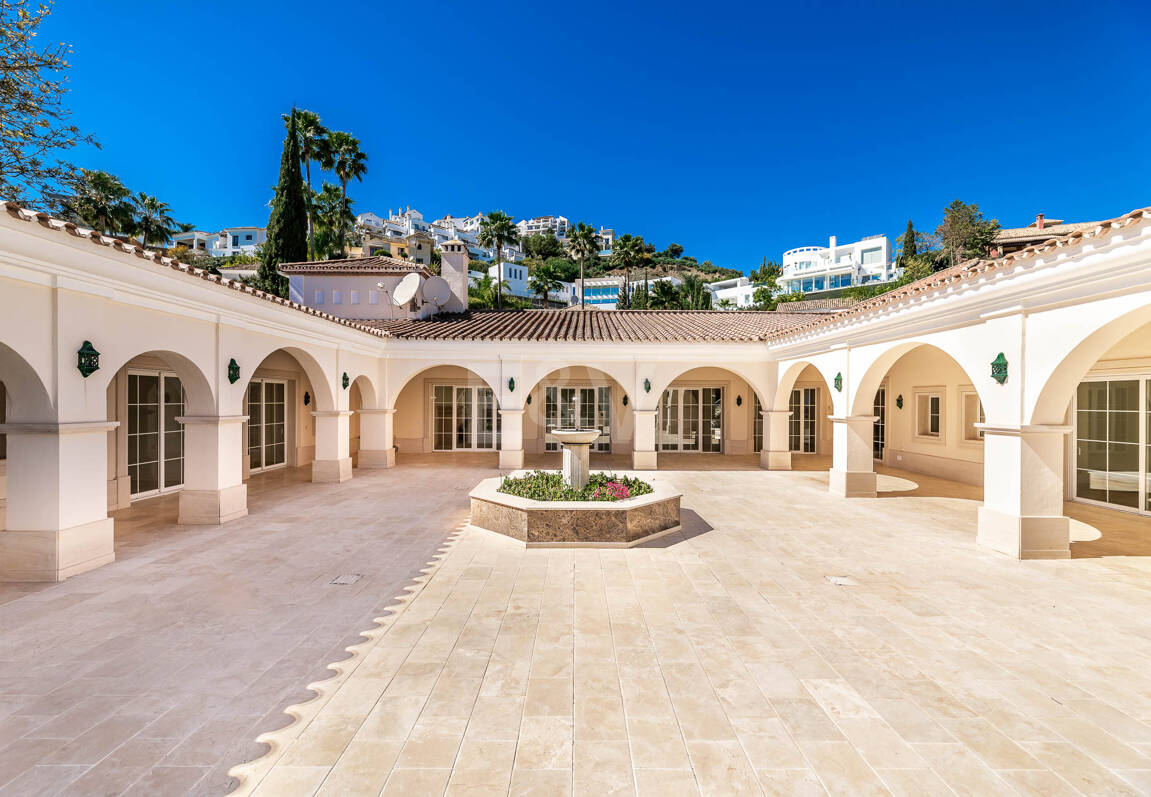 Villa en primera línea de golf en Los Arqueros con vistas espectaculares