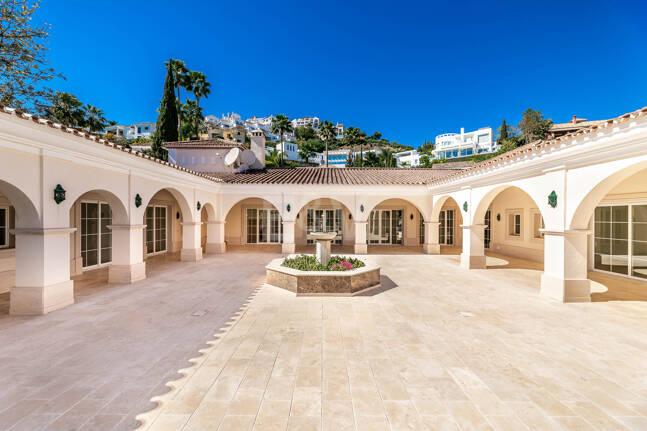 Villa en primera línea de golf en Los Arqueros con vistas espectaculares