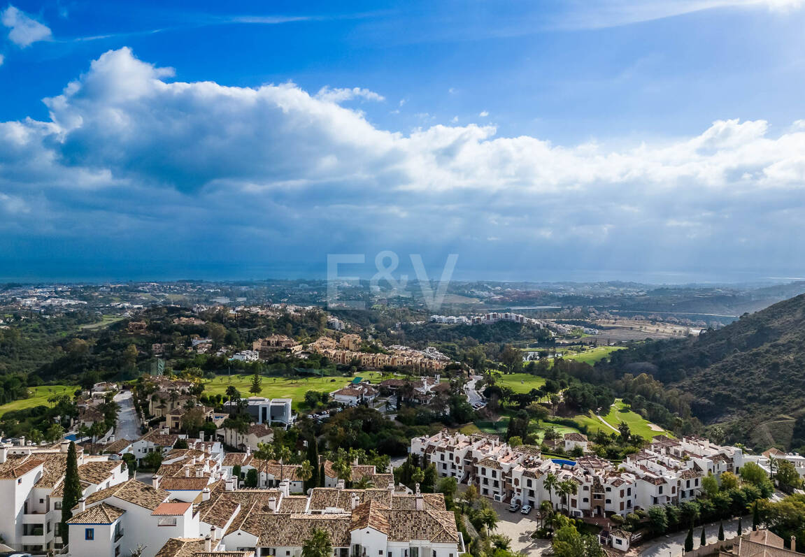 Fantastisk ny modern villa i Los Arqueros med havs- och golfutsikt
