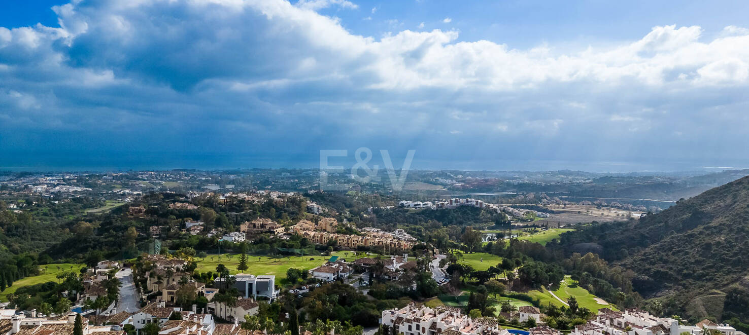 Superbe nouvelle villa contemporaine à Los Arqueros avec vue sur la mer et le golf