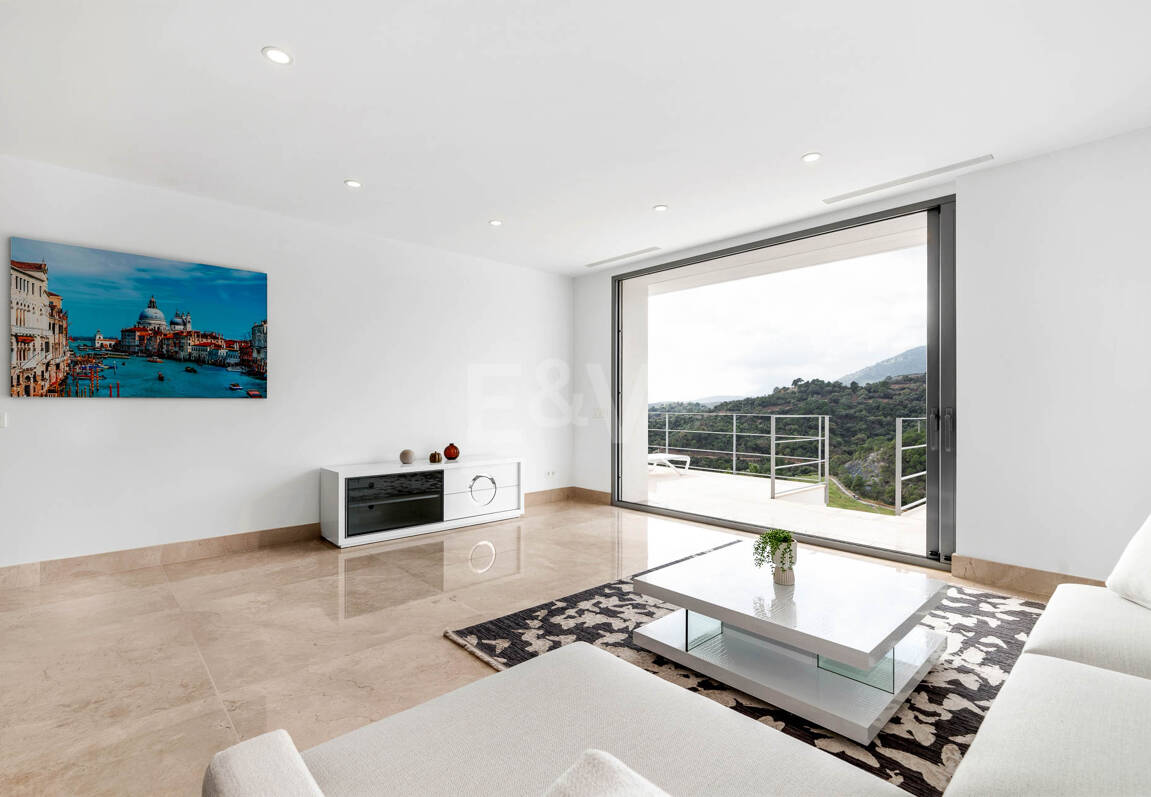 Fantastisk ny modern villa i Los Arqueros med havs- och golfutsikt