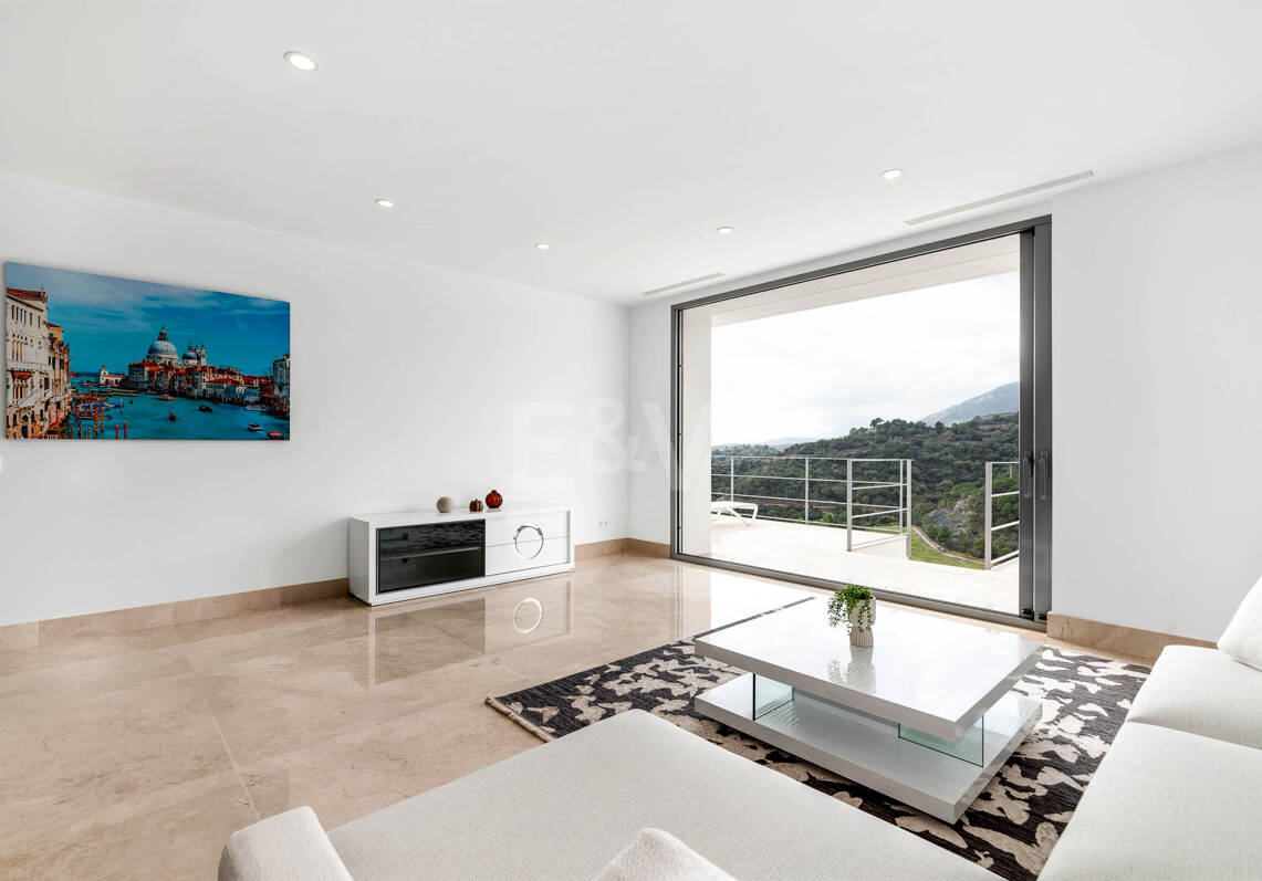 Impresionante nueva villa contemporánea en Los Arqueros con vistas al mar y al golf