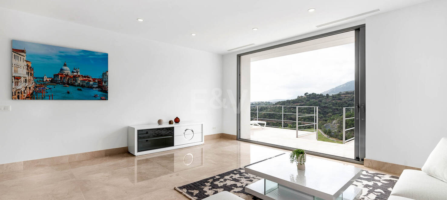 Superbe nouvelle villa contemporaine à Los Arqueros avec vue sur la mer et le golf