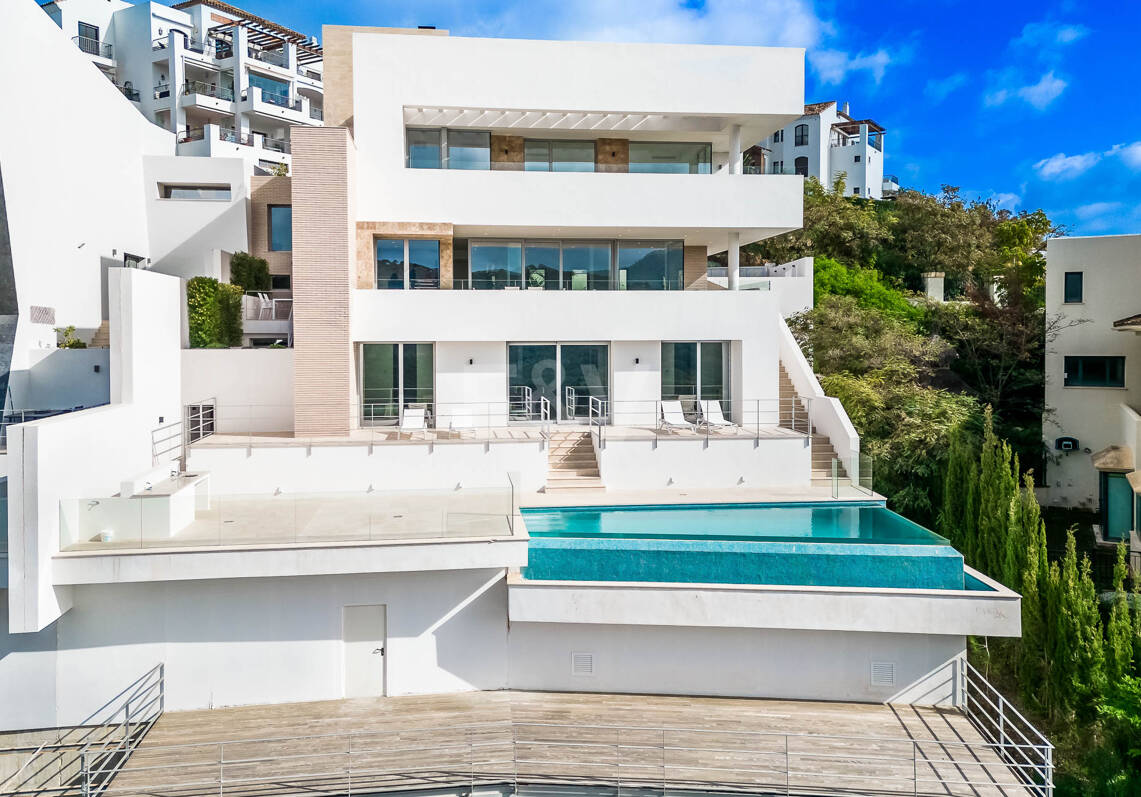 Impresionante nueva villa contemporánea en Los Arqueros con vistas al mar y al golf