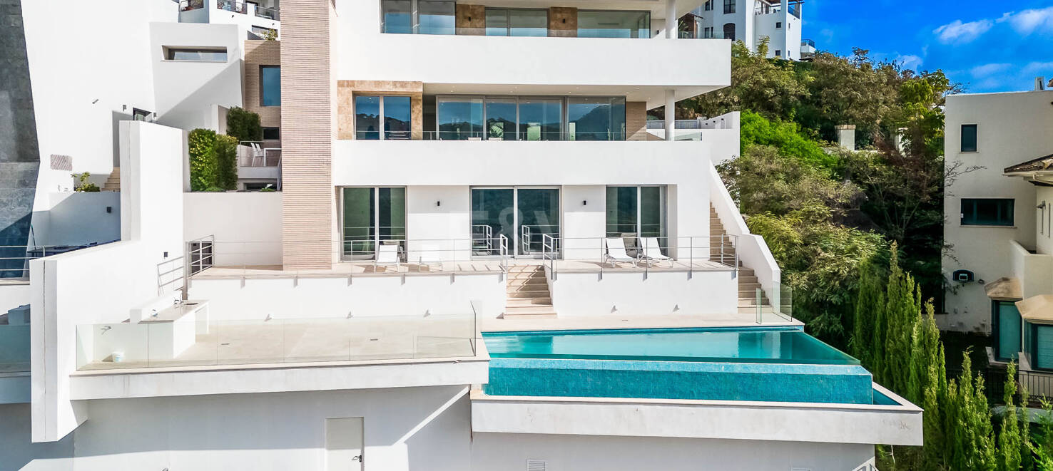 Superbe nouvelle villa contemporaine à Los Arqueros avec vue sur la mer et le golf