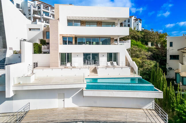 Fantastisk ny modern villa i Los Arqueros med havs- och golfutsikt