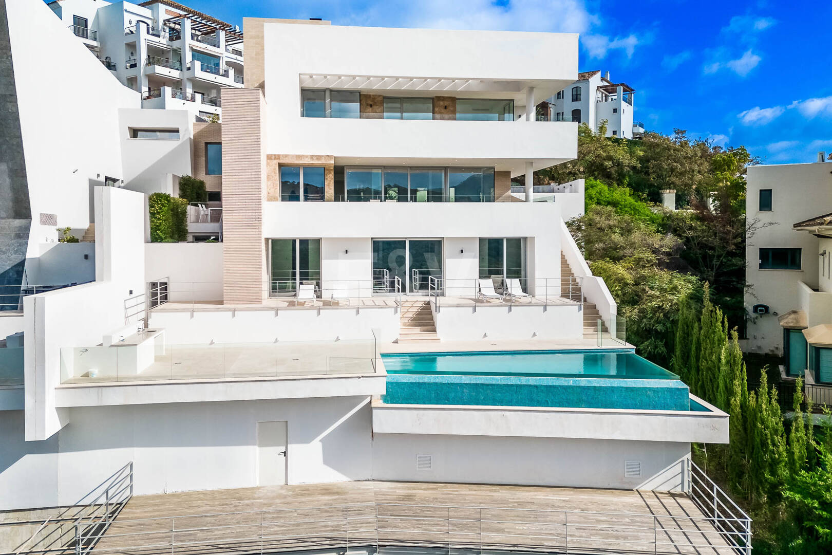 Fantastisk ny modern villa i Los Arqueros med havs- och golfutsikt