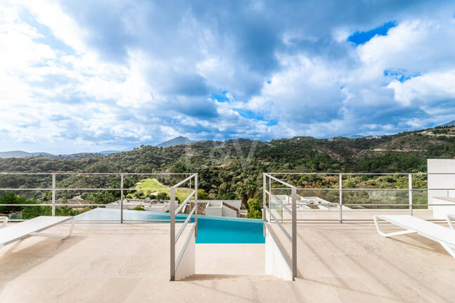 Fantastisk ny modern villa i Los Arqueros med havs- och golfutsikt