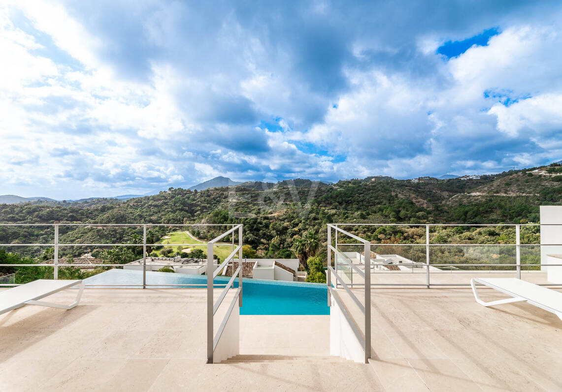 Impresionante nueva villa contemporánea en Los Arqueros con vistas al mar y al golf