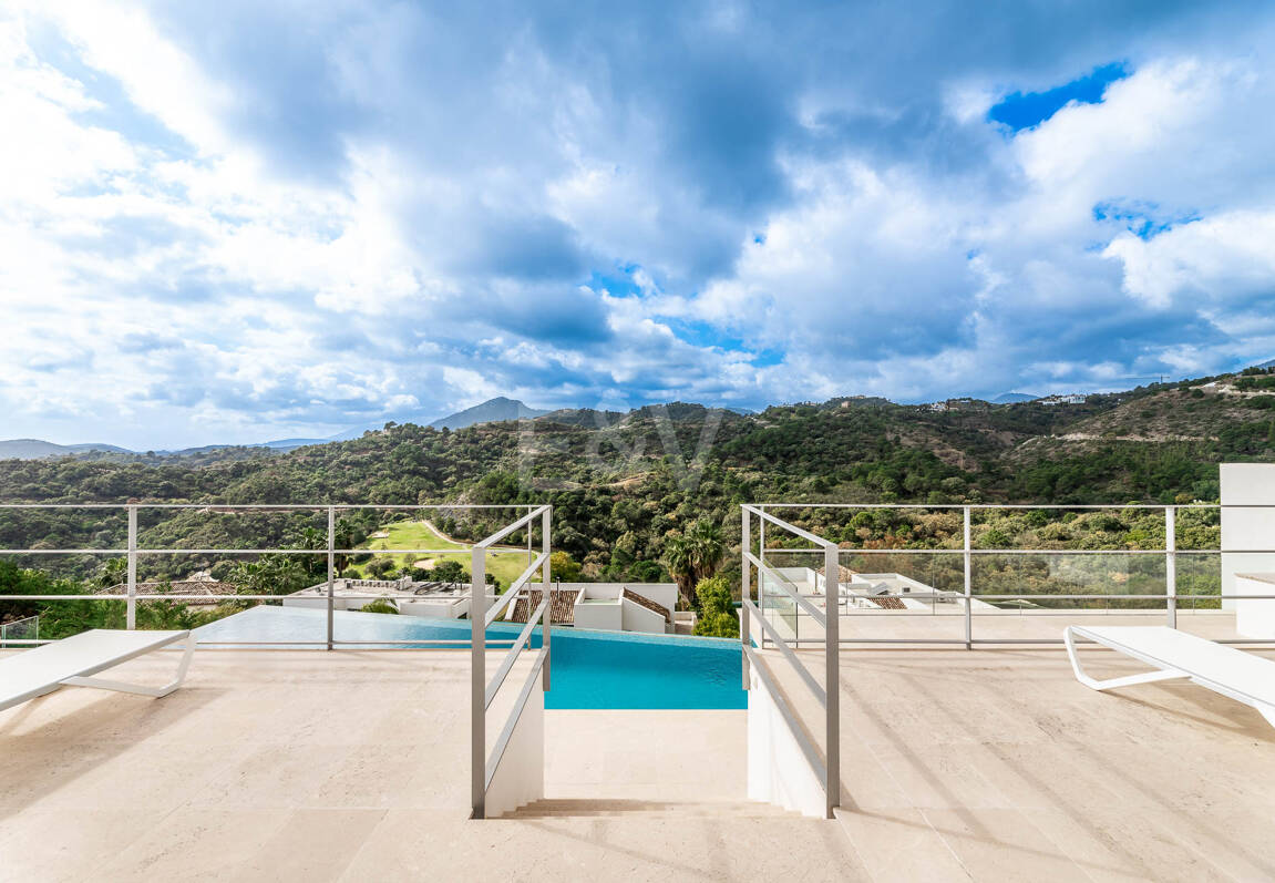 Fantastisk ny modern villa i Los Arqueros med havs- och golfutsikt