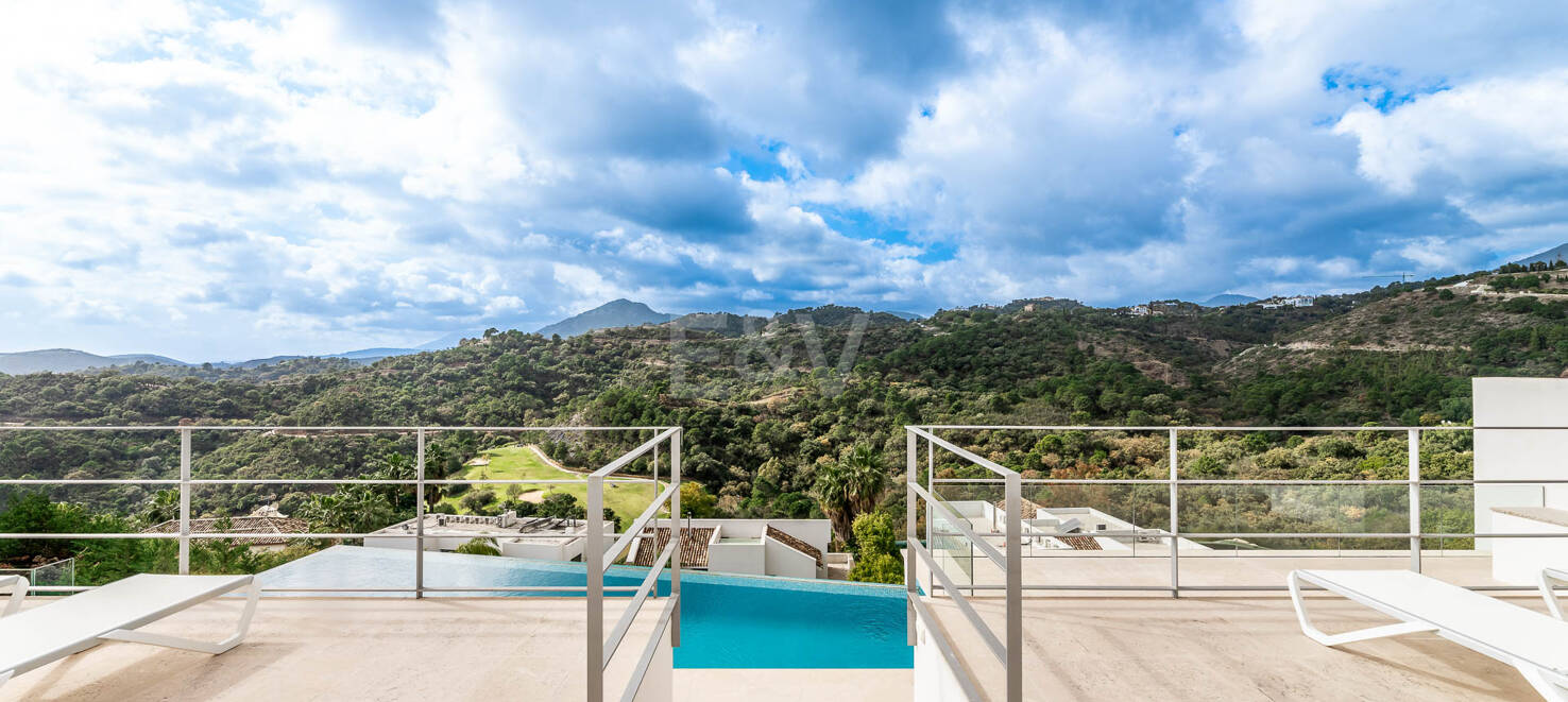 Superbe nouvelle villa contemporaine à Los Arqueros avec vue sur la mer et le golf