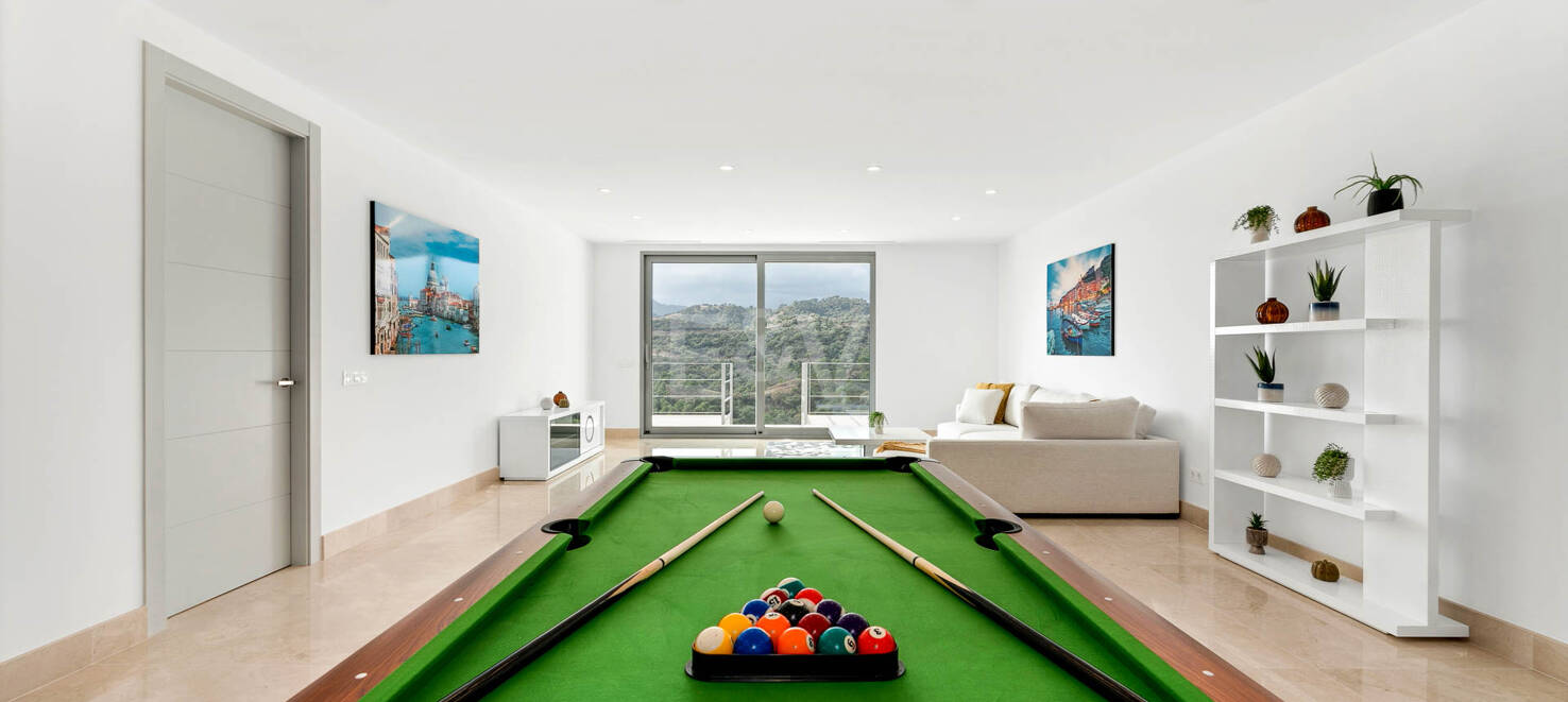 Superbe nouvelle villa contemporaine à Los Arqueros avec vue sur la mer et le golf