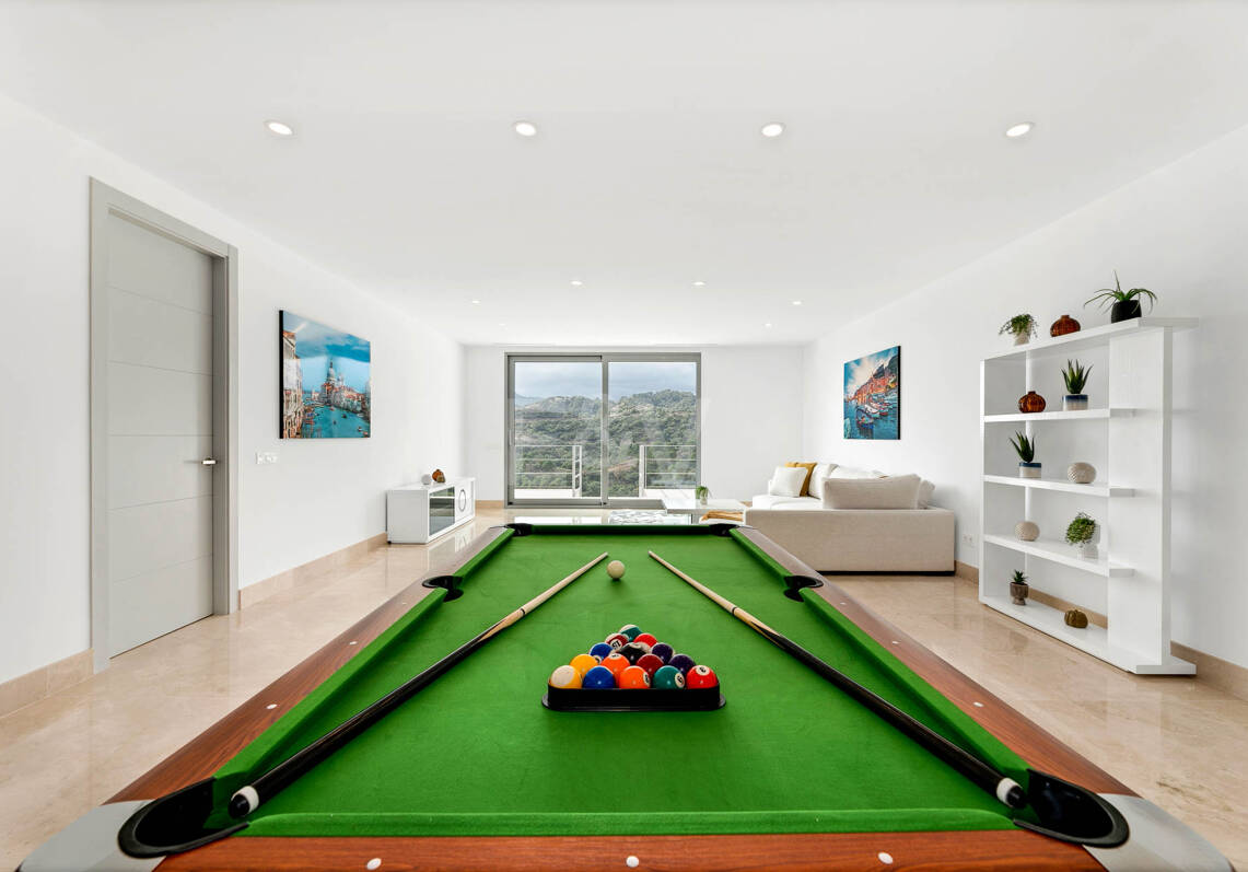 Impresionante nueva villa contemporánea en Los Arqueros con vistas al mar y al golf