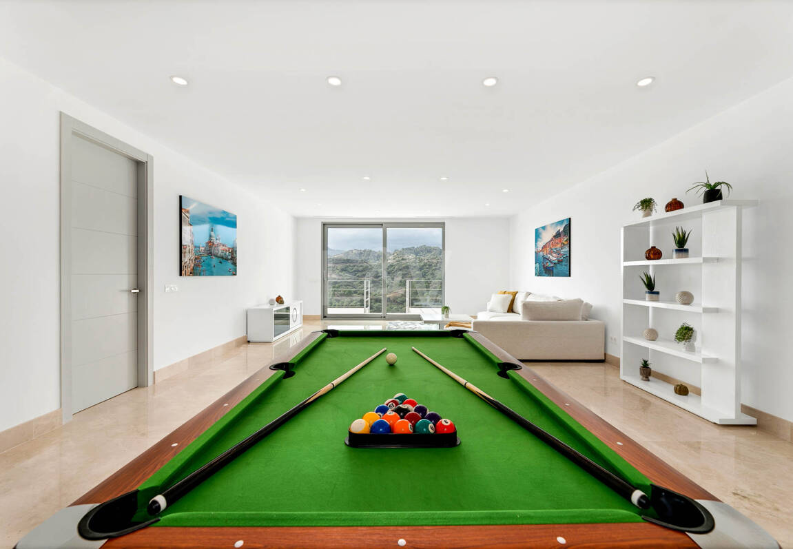 Fantastisk ny modern villa i Los Arqueros med havs- och golfutsikt