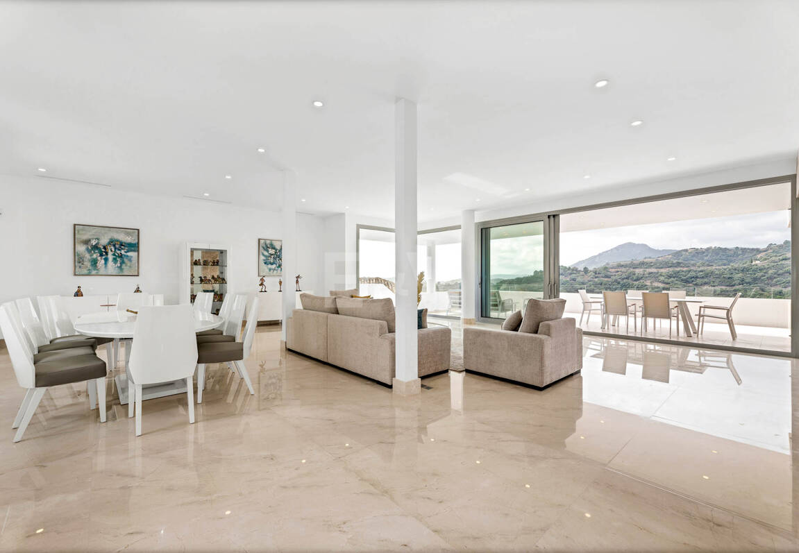 Fantastisk ny modern villa i Los Arqueros med havs- och golfutsikt