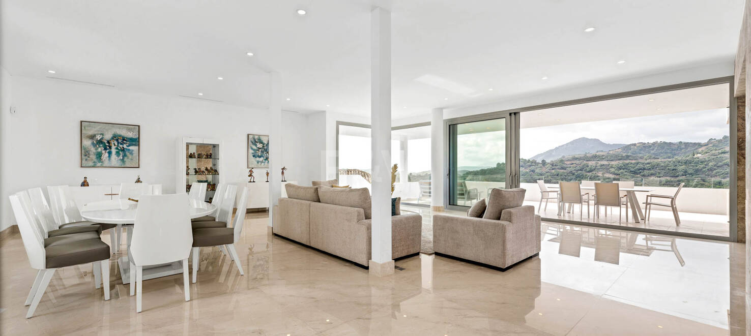 Superbe nouvelle villa contemporaine à Los Arqueros avec vue sur la mer et le golf