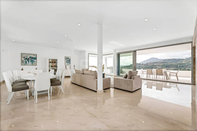 Fantastisk ny modern villa i Los Arqueros med havs- och golfutsikt